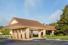 Отель Days Inn & Conf Center by Wyndham Southern Pines Pinehurst  Саутерн Пайнс